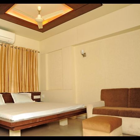 Tulsi Motel Nadiad ภายนอก รูปภาพ