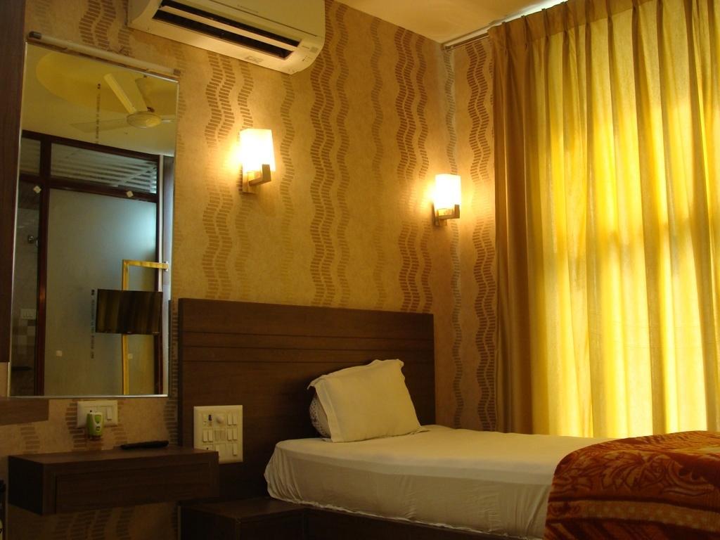 Tulsi Motel Nadiad ภายนอก รูปภาพ